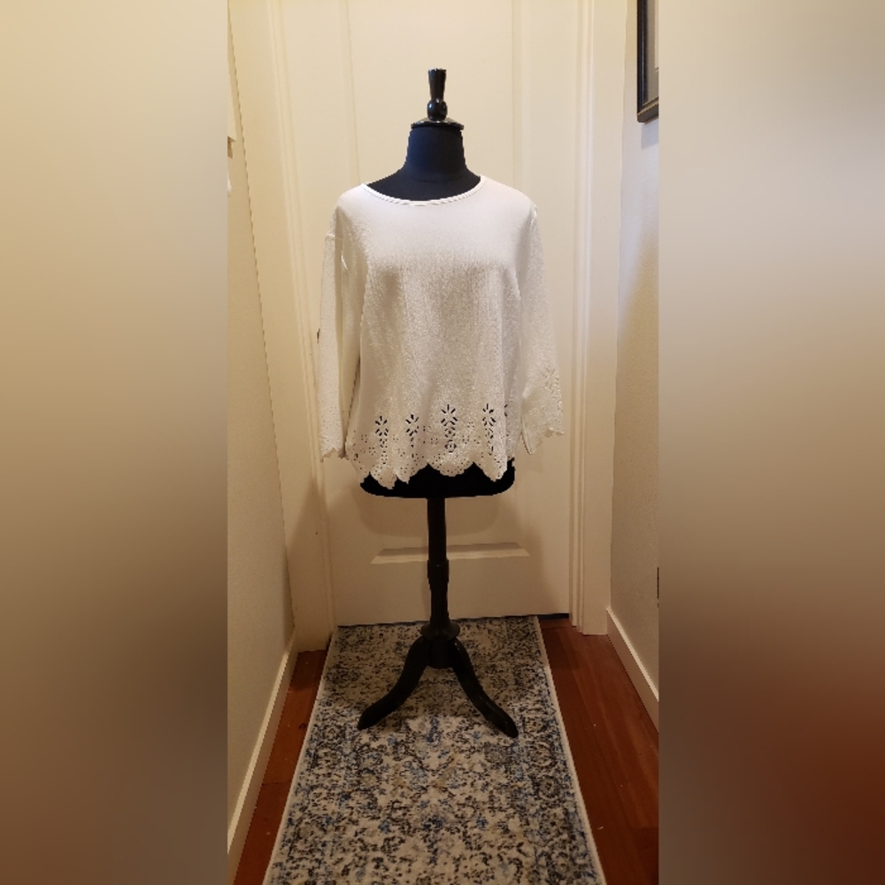Zulilly Women’s White Laser Cut Eyelet Hem Long-Sleeve Tunic